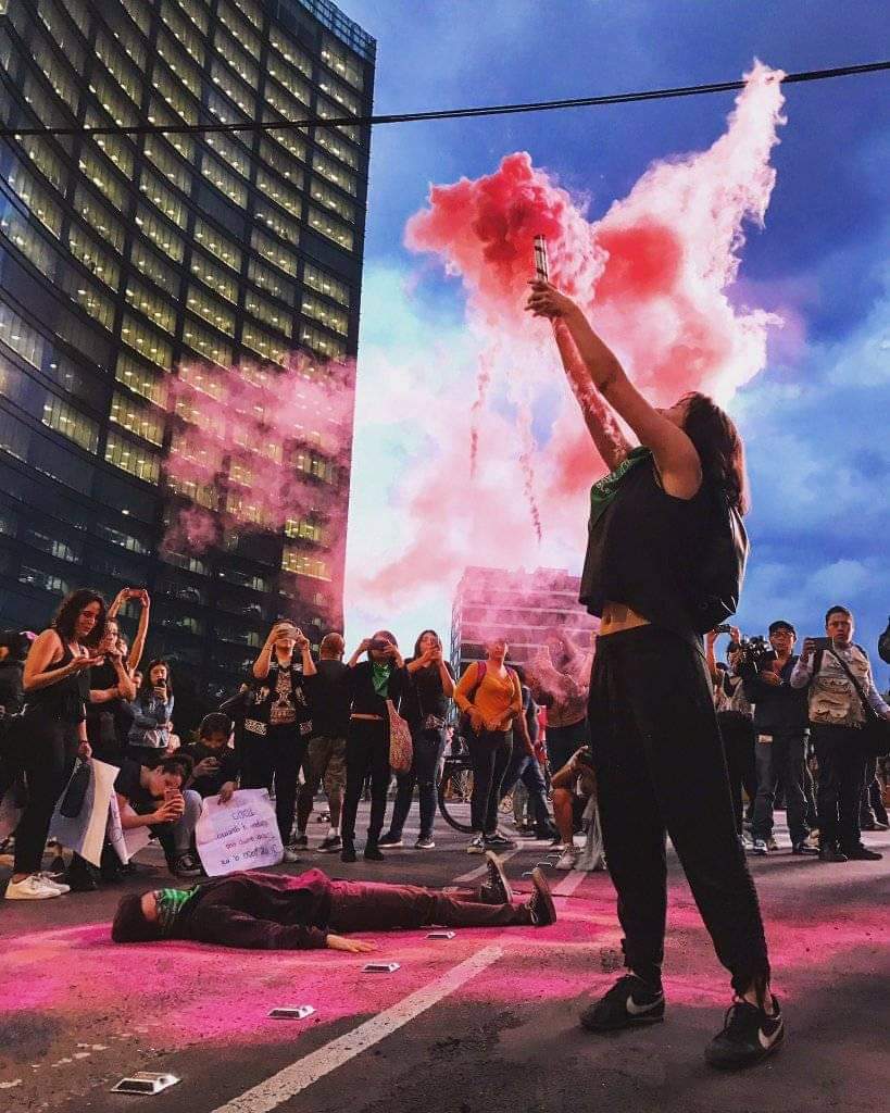 Protestar no es una provocación: brillantineada Nacional contra la violencia institucional y de la policía.