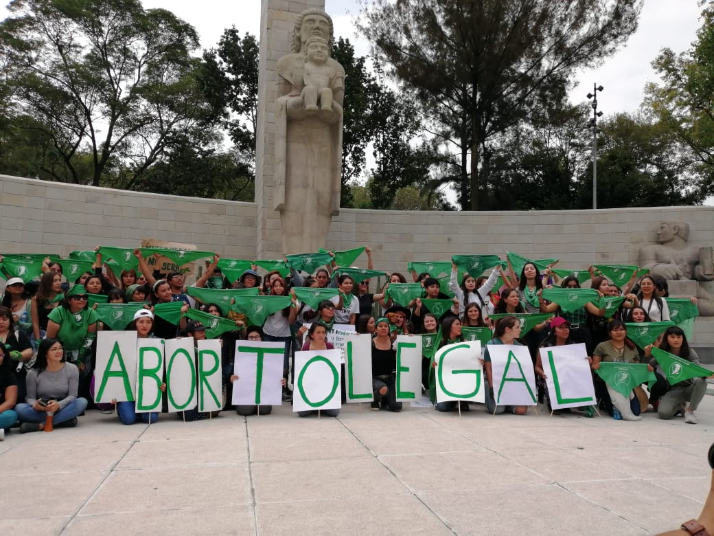 Pañuelazo independiente en el monumento a la madre
